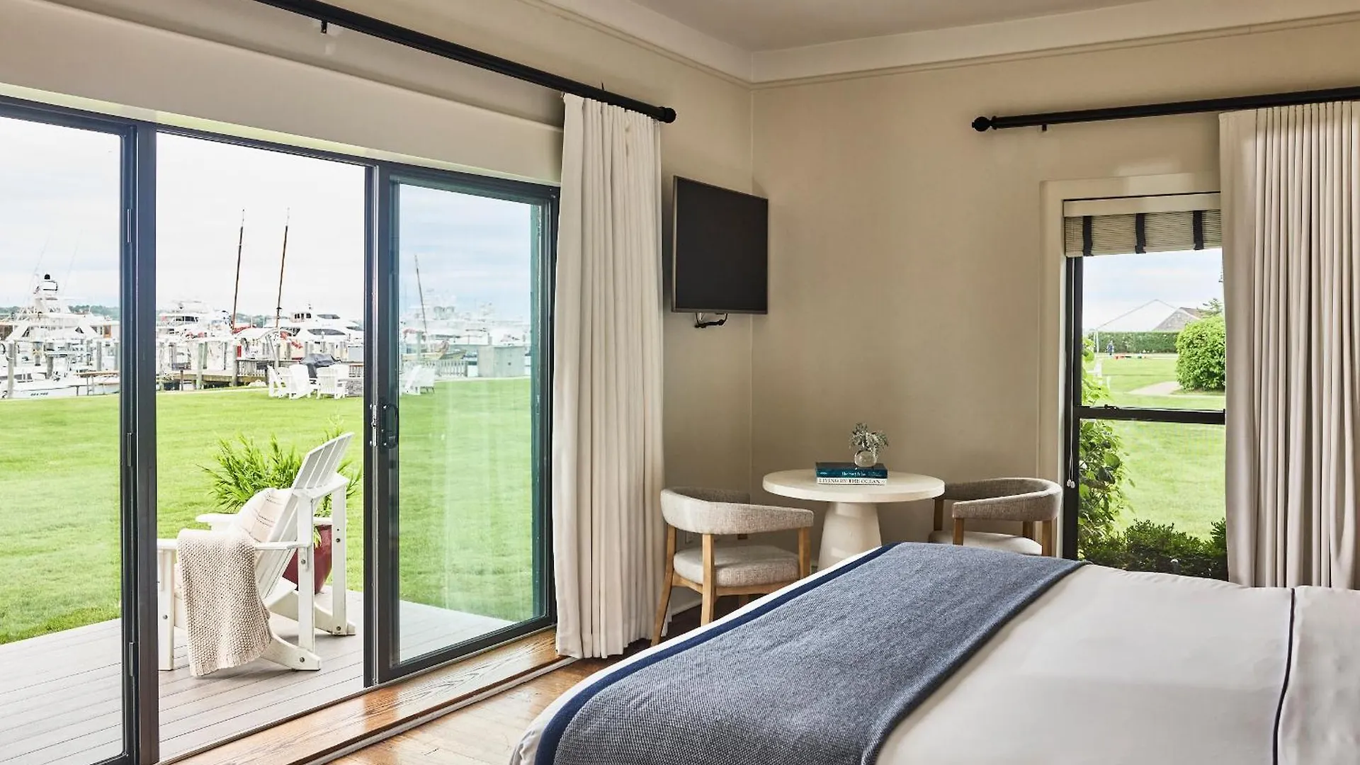 Yacht Club 4*
