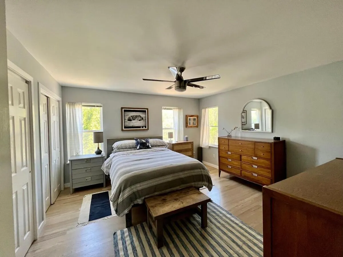 Hilltop Haven In W Pool, Family Friendly Holiday home