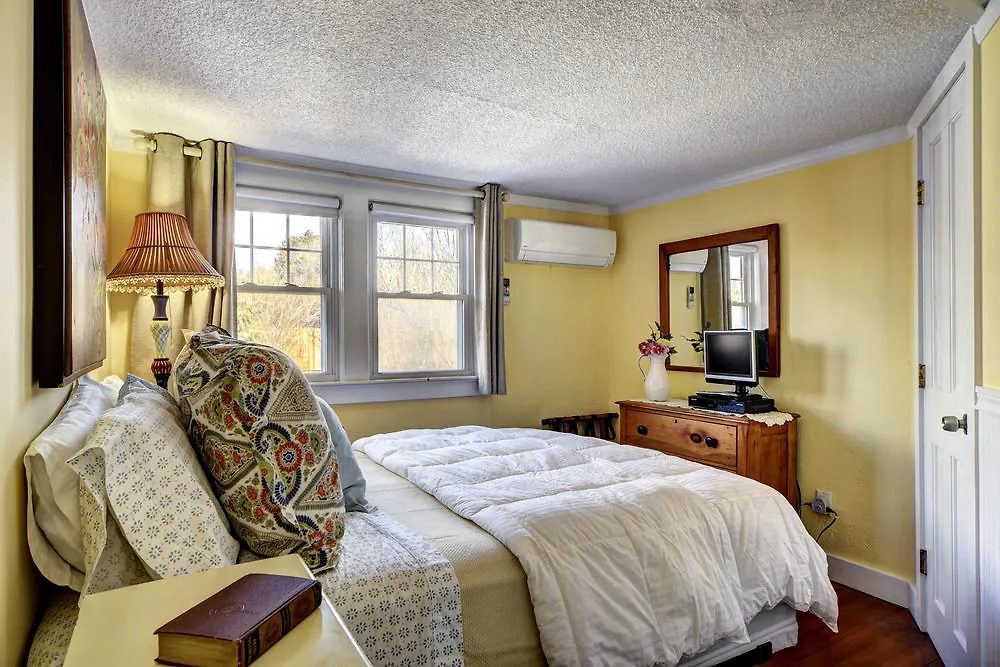 Sunrise Bed & Breakfast 4*