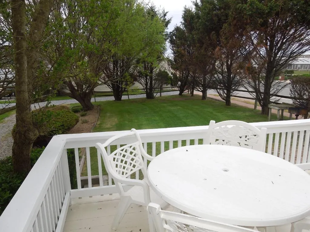& Captain's Quarters Aparthotel Montauk