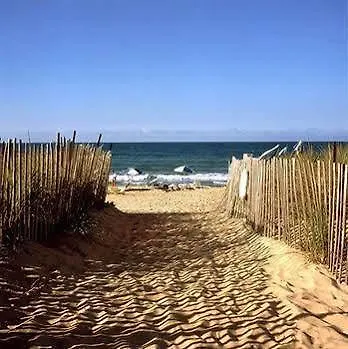 A Wave - Hotel